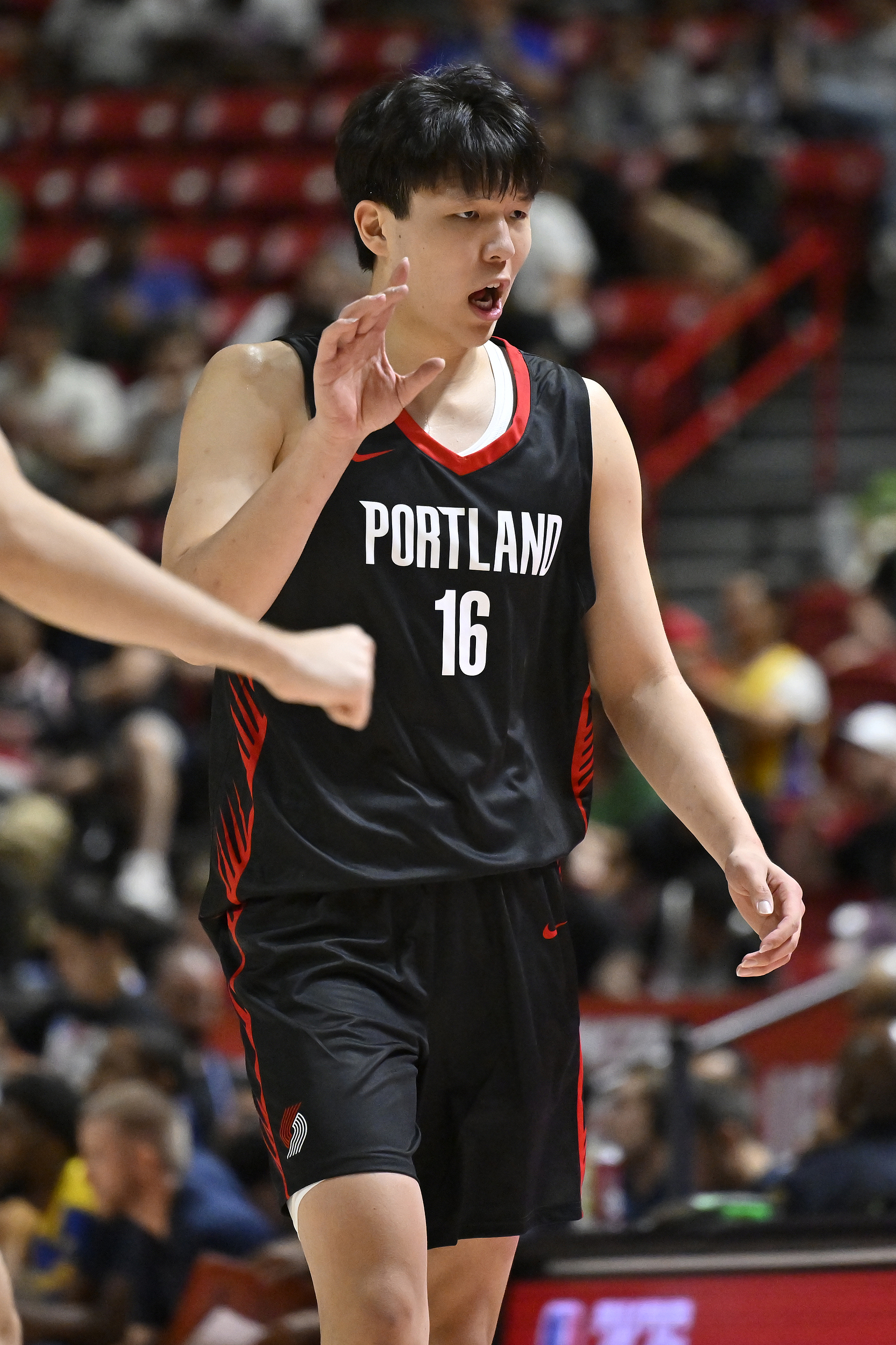 登录入口-拓记：杨瀚森要和教练好好研究研究，学学怎么在做非法掩护时不被吹罚